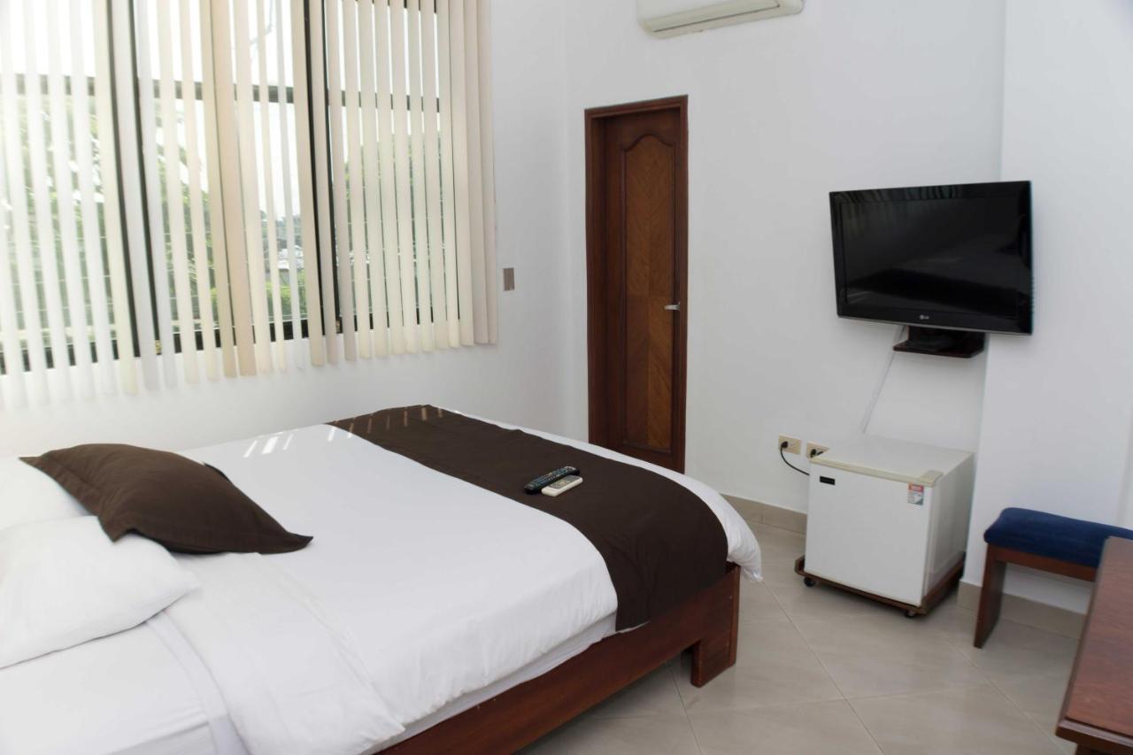 Hotel Castell - Cerca Del Aeropuerto กวายากิล ภายนอก รูปภาพ