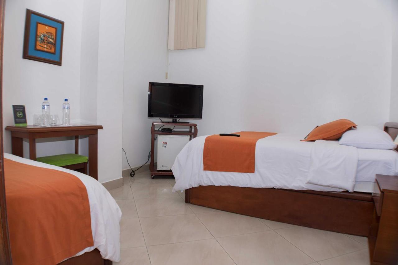Hotel Castell - Cerca Del Aeropuerto กวายากิล ภายนอก รูปภาพ
